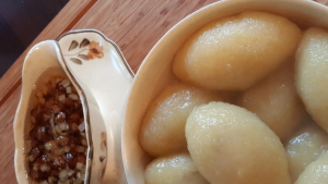 Lietuviškį tradiciniai cepelinai is prancūziškų bulvių