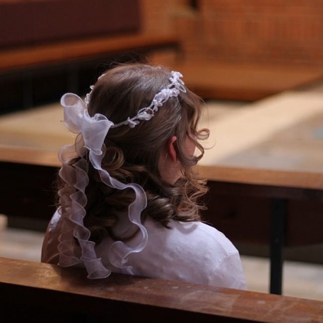 Renkama nauja grupė vaikų, norinčių pasiruošti pirmajai komunijai.