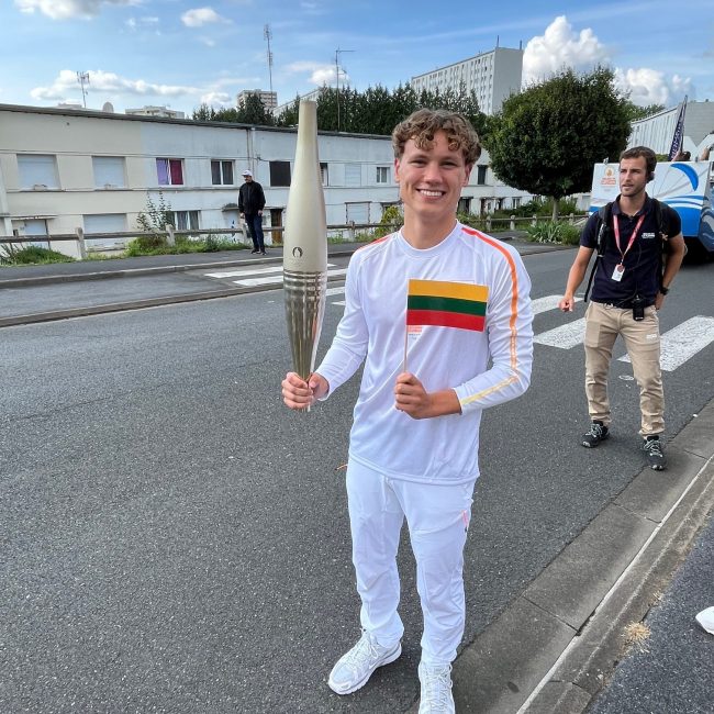 Paryžiaus Pr. Jono Petrošiaus mokyklos auklėtinis Joris: „Nešti olimpinę ugnį, reiškia perduoti šį džiaugsmą visiems”