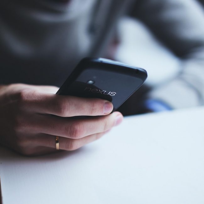 Prancūziški SMS trumpiniai: kaip jaunimas rašo žinutes