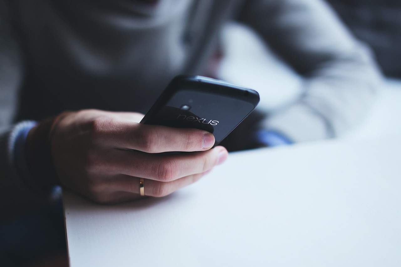 Prancūziški SMS trumpiniai: kaip jaunimas rašo žinutes