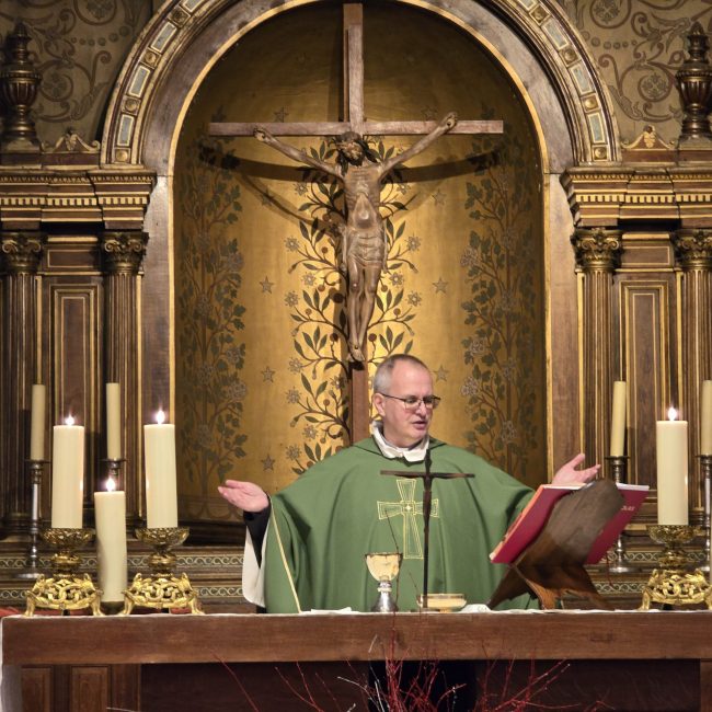 Šv. Mišios Paryžiuje ir Prelato Petrošiaus mokyklos pamokos